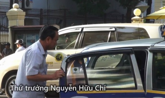 Thứ trưởng Nguyễn Hữu Chí đi làm bằng taxi. 