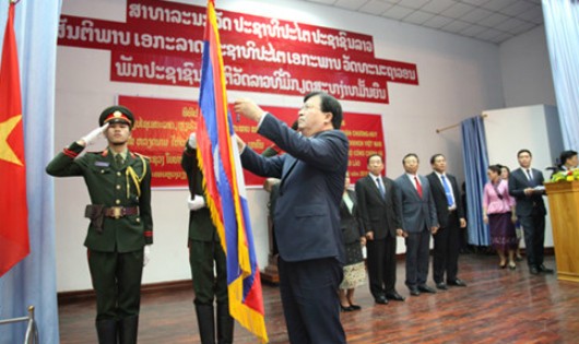 Phó Thủ tướng Trịnh Đình Dũng đã trao tặng Huân chương độc lập hạng Nhất cho Bộ Công chính và Vận tải Lào. Ảnh: VOV
