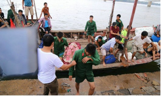 Nạn nhân vụ chìm tàu được đưa về cảng Cửa Tùng. Ảnh: Hoàng Táo/VnExpress