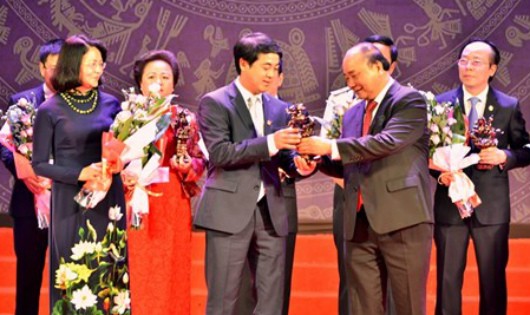 Thủ tướng Nguyễn Xuân Phúc trao Cup Thánh Gióng cho doanh nhân tiêu biểu.