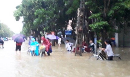 Sáng nay, một số học sinh ở TP Vinh không thể tìm được đường đến trường do mưa ngập các tuyến đường.