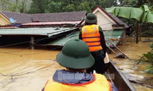 Hàng trăm bộ đội, dân quân tự vệ giúp khắc phục hậu quả mưa lũ ở miền Trung. Ảnh: Báo Quân đội nhân dân.