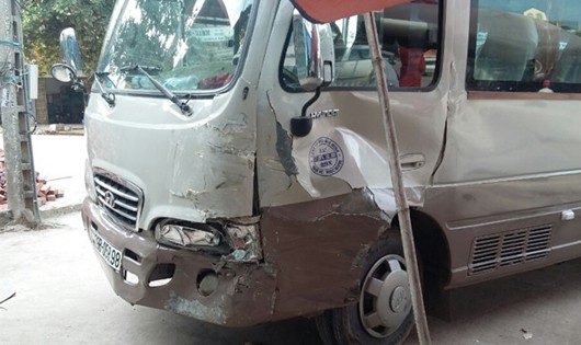 Chiếc xe khách bị bé trai lái gây tai nạn.