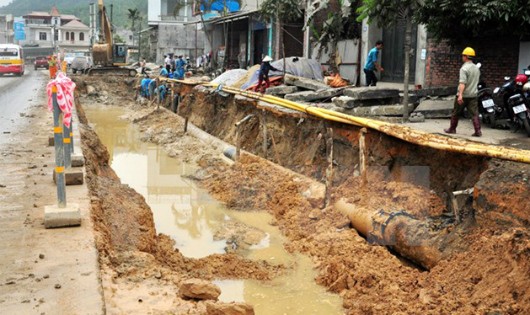 Đường ống nước bị vỡ thuộc Dự án cải tạo nâng cấp Quốc lộ 18 đoạn qua phường Quang Hanh, Cẩm Phả (Quảng Ninh). (Ảnh: TTX)