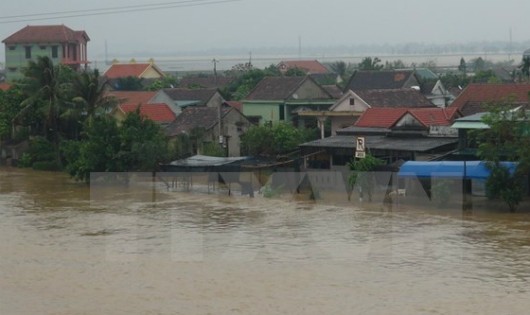 Nước lũ lên nhanh gây ngập và chia cắt tại xã Quảng Hải, thị xã Ba Đồn, sáng 1/11. Ảnh: VietNam+