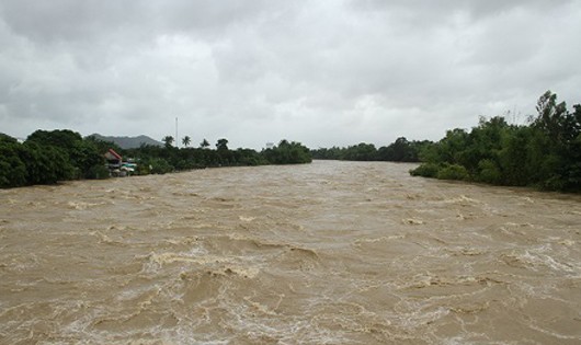 Nước sông Cái Nha Trang dâng cao ngày 4/11. Ảnh: Báo Khánh Hòa.