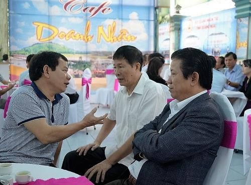 Lãnh đạo tỉnh Quảng Ngãi uống cà phê với doanh nhân sáng 5/11.