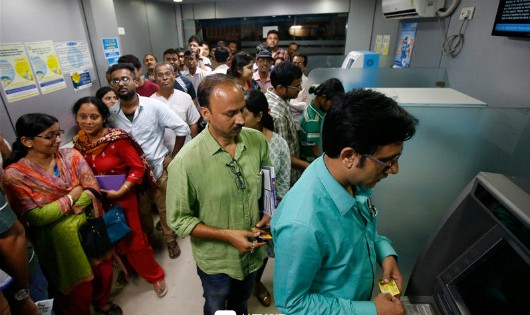 Xếp hàng dài để gửi tiền và rút tiền qua ATM ở Ấn Độ.
