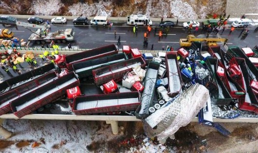 Kinh hoàng cảnh tượng hàng chục xe tải đâm nhau trên đường Trung Quốc