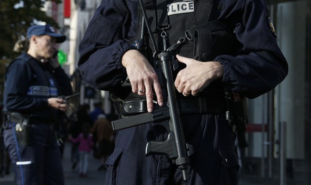 Cảnh sát Pháp được triển khai đến hiện trường một vụ tấn công khủng bố