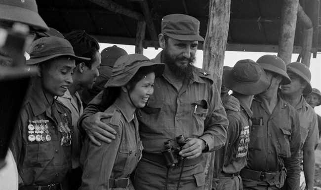 Lãnh tụ Fidel Castro và nữ anh hùng Quân Giải phóng miền Nam Việt Nam Tạ Thị Kiều thăm một căn cứ trong vùng giải phóng Quảng Trị năm 1973. Ảnh: TTXVN