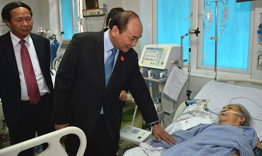 Thủ tướng thăm hỏi bệnh nhân tại Bệnh viện Y học biển.