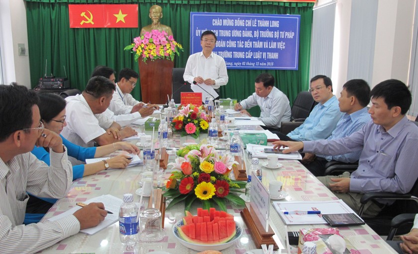 Bộ trưởng Bộ Tư pháp Lê Thành Long làm việc với lãnh đạo Trường Trung cấp Luật Vị Thanh.