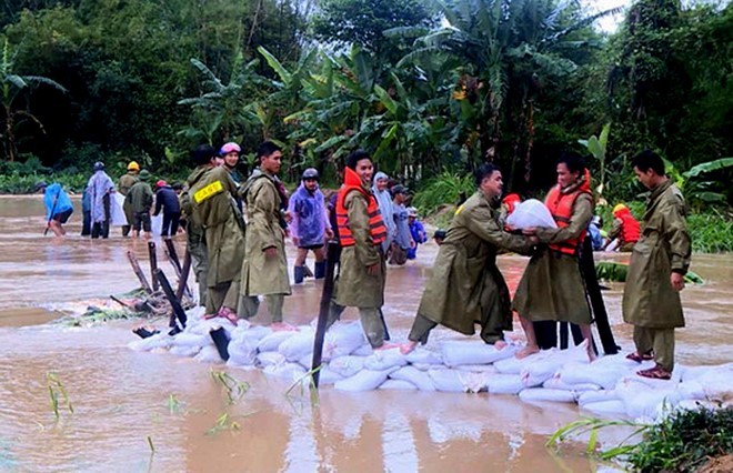 Lực lượng quân đội, công an khắc phục khẩn cấp bờ suối sạt lở do lũ lớn tràn về xã Hoài Sơn (huyện Hoài Nhơn). Ảnh: Báo Bình Định.