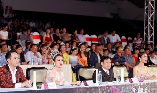 Hoa hậu Quý bà Kim Nguyễn ngồi 'ghế nóng' chung kết Người đẹp Xứ Dừa 