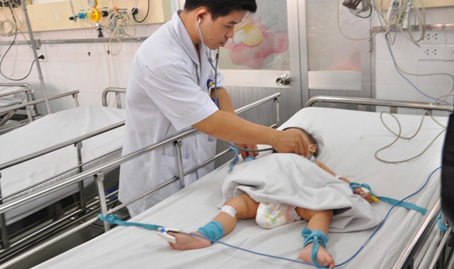 Trẻ mắc bệnh tay chân miệng nặng được chăm sóc tại Bệnh viện Nhi Đồng 1.