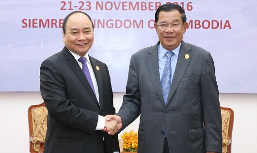Thủ tướng Nguyễn Xuân Phúc và Thủ tướng Campuchia Hun Sen tại cuộc hội đàm trước thềm Hội nghị cấp cao Campuchia-Lào-Việt Nam lần thứ 9 tại Siem Reap, Campuchia - Ảnh: VGP