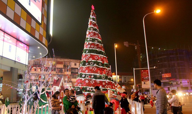 Những cây thông Noel khổng lồ tại Hà Nội