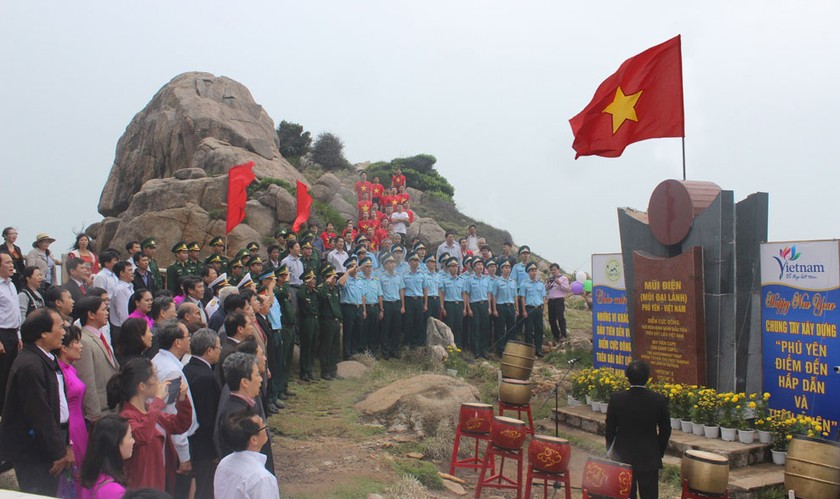 Lễ chào cờ đầu năm mới 2017 diễn ra tại cột mốc Mũi Điện - điểm cực Đông trên đất liền Việt Nam - Ảnh: báo Phú Yên