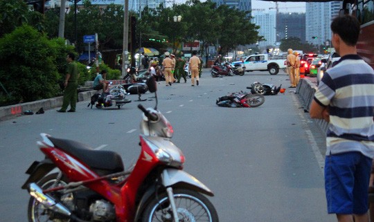 Hiện trường vụ ô tô đâm liên hoàn làm 5 người bị thương tại giao lộ Nguyễn Hữu Thọ - Lê Văn Lương, TP HCM, ngày 2/1.