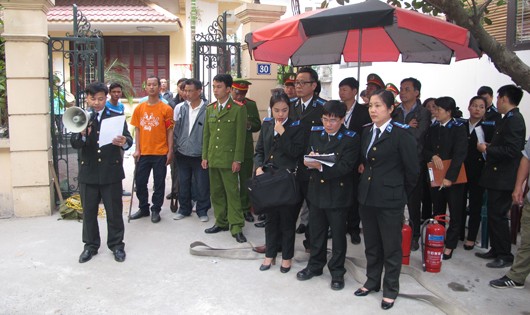 Cưỡng chế trả nhà cho người trúng đấu giá ở phố Đặng Thai Mai, Hà Nội