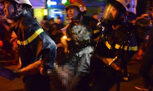 Cảnh sát PCCC chuyển một nạn nhân nam ra xe cứu thương. Ảnh: An ninh Thủ đô.