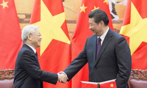 Chủ tịch Trung Quốc Tập Cận Bình (phải) đón tiếp Tổng Bí thư Đảng Cộng sản Việt Nam Nguyễn Phú Trọng tại Bắc Kinh năm 2015.