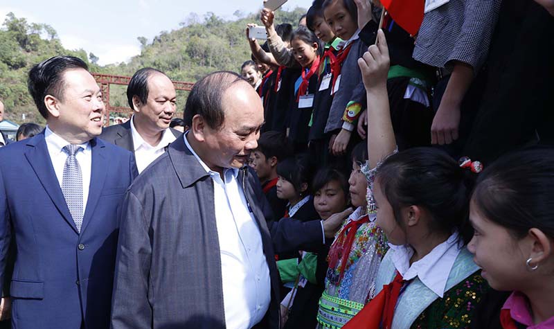 Thủ tướng thăm hỏi học sinh xã Lý Bôn, huyện Bảo Lâm, tỉnh Cao Bằng. Ảnh: VGP/Quang Hiếu