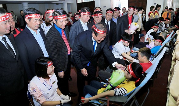 Phó Thủ tướng Trương Hòa Bình thăm hỏi, động viên các sinh viên tham gia hiến máu tình nguyện. 
