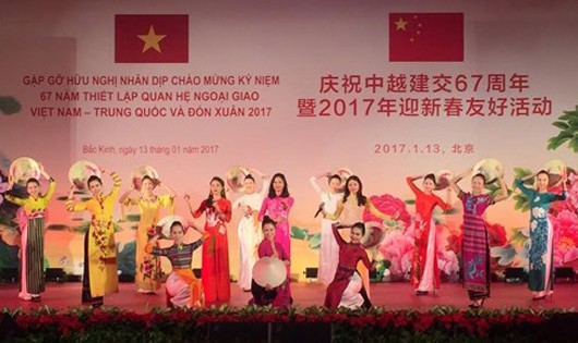 Văn nghệ chào mừng tại Chương trình “Gặp gỡ hữu nghị chào mừng kỷ niệm 67 năm thiết lập quan hệ ngoại giao Việt Nam-Trung Quốc”. Ảnh: QĐND