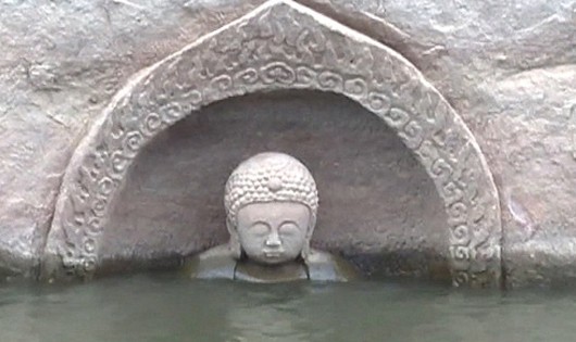Tượng Phật 600 năm tuổi vừa được phát hiện trong hồ nước ở tỉnh Giang Tây, phía Đông Trung Quốc. Ảnh: CCTV