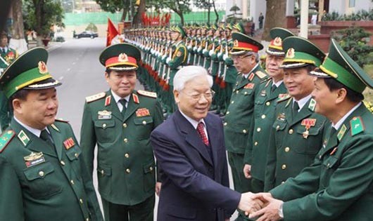 Tổng Bí thư Nguyễn Phú Trọng cùng các tướng lĩnh quân đội trò chuyện với cán bộ, chiến sĩ bộ đội Biên phòng. Ảnh: Tiền phong.