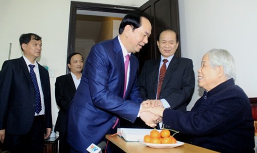 Chủ tịch nước Trần Đại Quang chúc thọ nguyên Tổng Bí thư Đỗ Mười. Ảnh: VOV