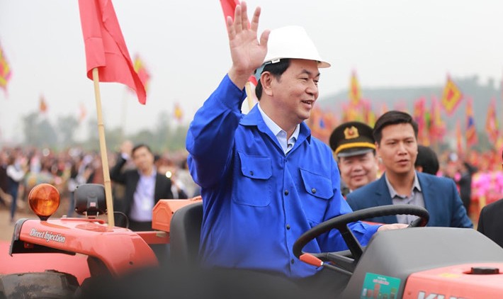 Xúc động cảnh Chủ tịch nước lái máy cày khai mở mùa mới ở Hà Nam