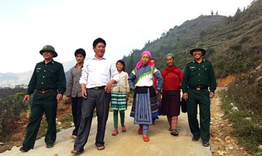 Niềm vui của Bộ đội Biên phòng và người dân xã Dìn Chin, huyện Mường Khương, tỉnh Lào Cai trên tuyến đường nông thôn mới.  Ảnh: Trọng Mạch. 