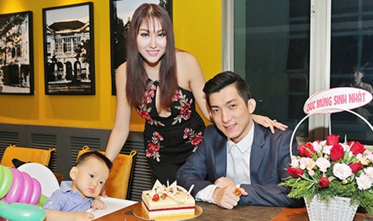 Phi Thanh Vân và Bảo Duy cùng con trai trong một buổi tiệc sinh nhật. 