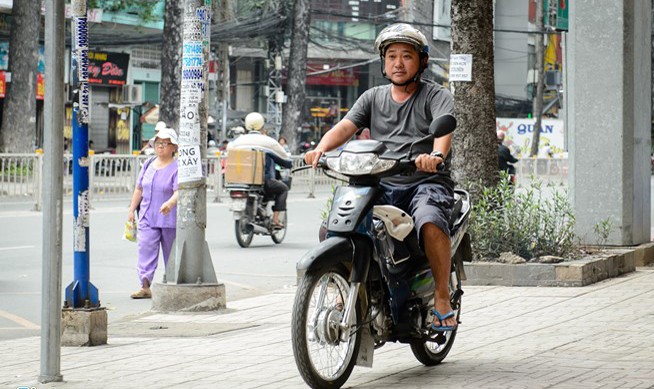 "Thằng Cò" đang ở Bình Dương kiếm sống bằng việc chạy xe ôm. Ảnh: Nguyễn Bá Ngọc.