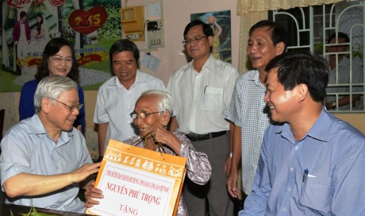 Tổng Bí thư Nguyễn Phú Trọng thăm, tặng quà gia đình cách mạng ở Bạc Liêu. Ảnh: Nhân dân.