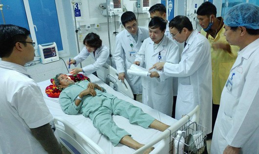 Một trong những bệnh nhân ngộ độc rượu nặng điều trị tại Bệnh viện Đa khoa tỉnh Lai Châu. Ảnh: VNN