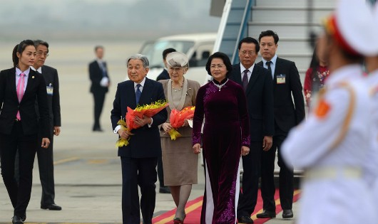 Nhà vua và Hoàng hậu Nhật Bản tới Hà Nội. Ảnh: Zing.vn