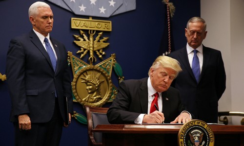 Tổng thống Donald Trump ký sắc lệnh cấm nhập cảnh lần đầu ngày 27/1. Ảnh: Reuters.