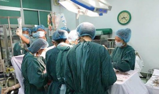 Các bác sĩ phối hợp cứu sản phụ vỡ tử cung sau sinh. Ảnh: Vietnamnet