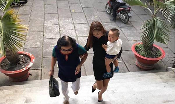 Phi Thanh Vân cho biết rất nhiều người thân muốn đến tòa án vì sợ cô buồn, nhưng nữ diễn viên cho biết cô sẽ mạnh mẽ vượt qua tất cả nên chỉ đi cùng con trai và mẹ ruột.