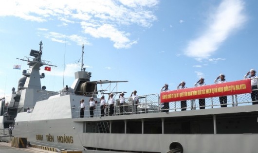 Cán bộ, chiến sĩ và Tàu 011 Đinh Tiên Hoàng chào cảng. Ảnh: Báo Hải quân Việt Nam.