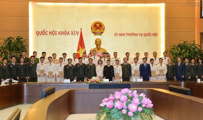 Chủ tịch Quốc hội Nguyễn Thị Kim Ngân và 20 đoàn viên thanh niên công an tiêu biểu năm 2016. Ảnh: Quochoi.vn