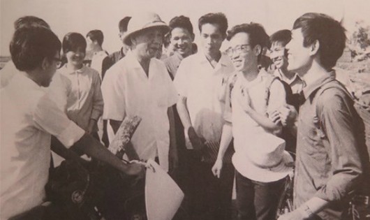 Đồng chí Lê Duẩn thăm xưởng sản xuất hàng kim khí và mỹ nghệ của HTX Quyết Thắng (huyện Củ Chi, TP Hồ Chí Minh), năm 1979. Ảnh tư liệu 