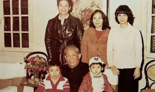 Tổng bí thư Lê Duẩn và một số người con, cháu vào năm 1982 - Ảnh: Gia đình cung cấp/Thanh Niên.
