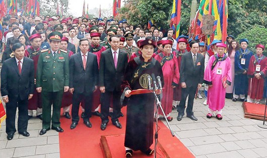 Chủ tịch nước thành kính dâng hương tưởng niệm các vua Hùng
