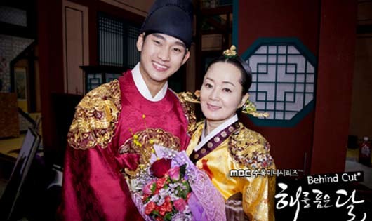 Kim Young Ae vào vai Thái hoàng thái hậu Jung Hui - bà của Kim Soo Hyun trong "Mặt trăng ôm mặt trời".
