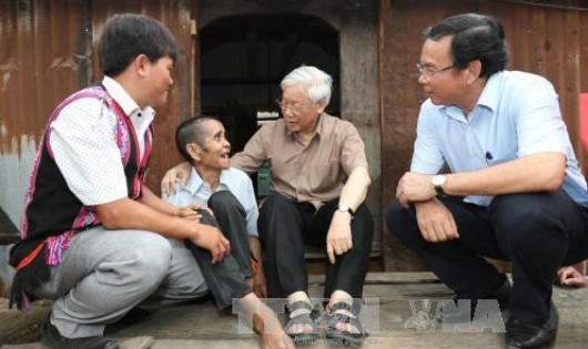 Tổng Bí thư ngồi bậc cửa, nghe tâm tư của dân làng nghèo nhất Gia Lai